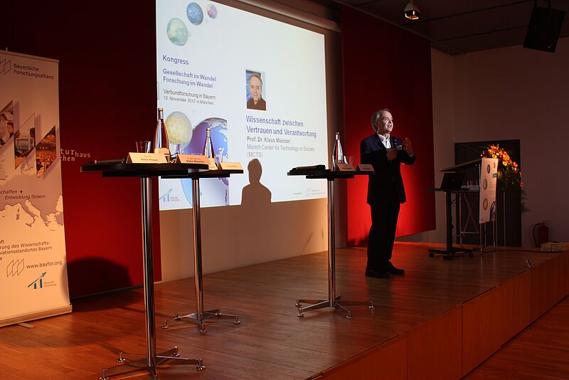 Professor Klaus Mainer während seines Vortrags